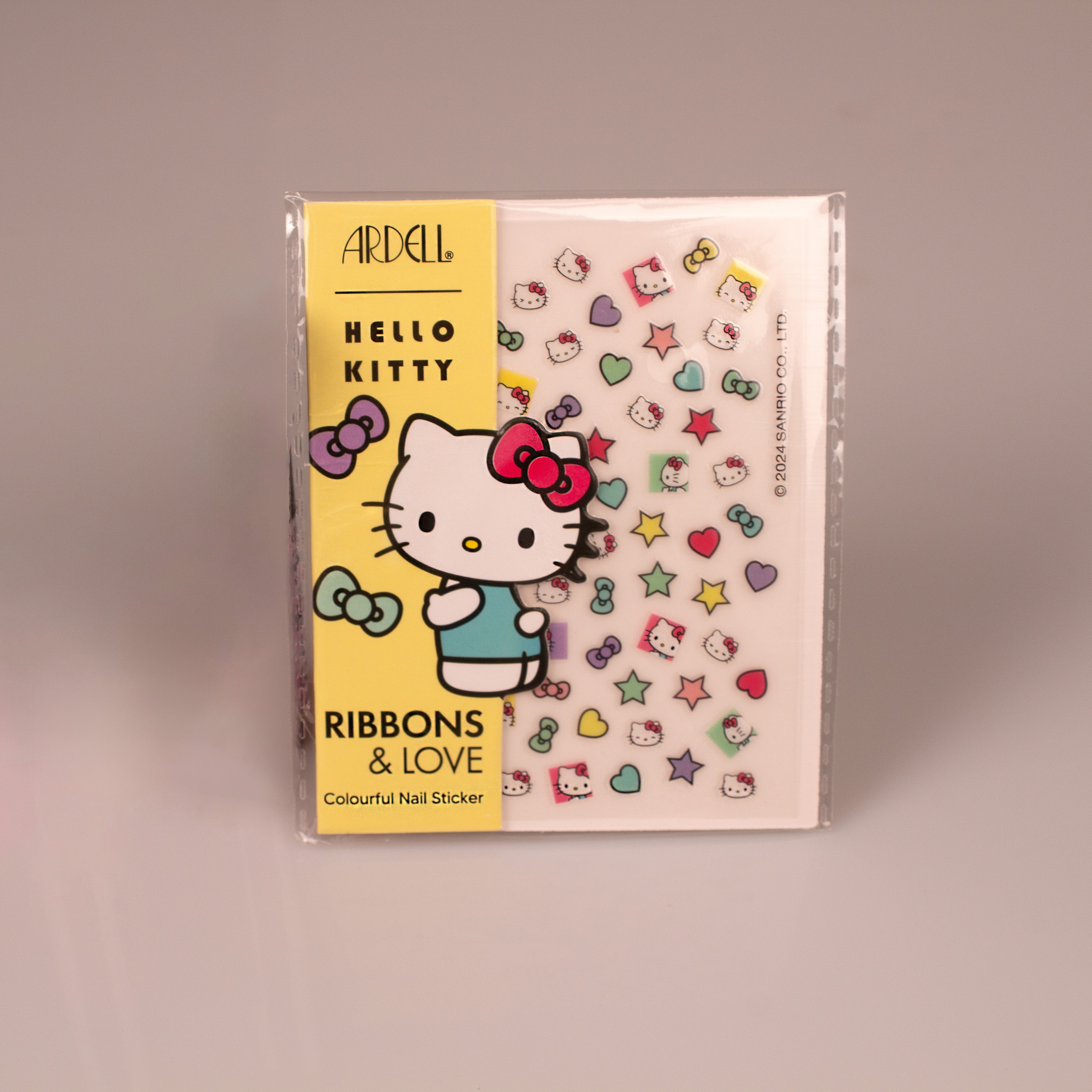 Die ARDELL x Hello Kitty Nagelsticker stehen vor einem weißen Hintergrund.